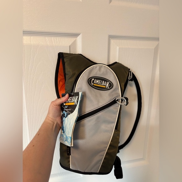 Camelbak Zoid 72oz Hydration Pack Hiking Cycling Skiing Recreation Unisex NWT - Picture 2 of 5